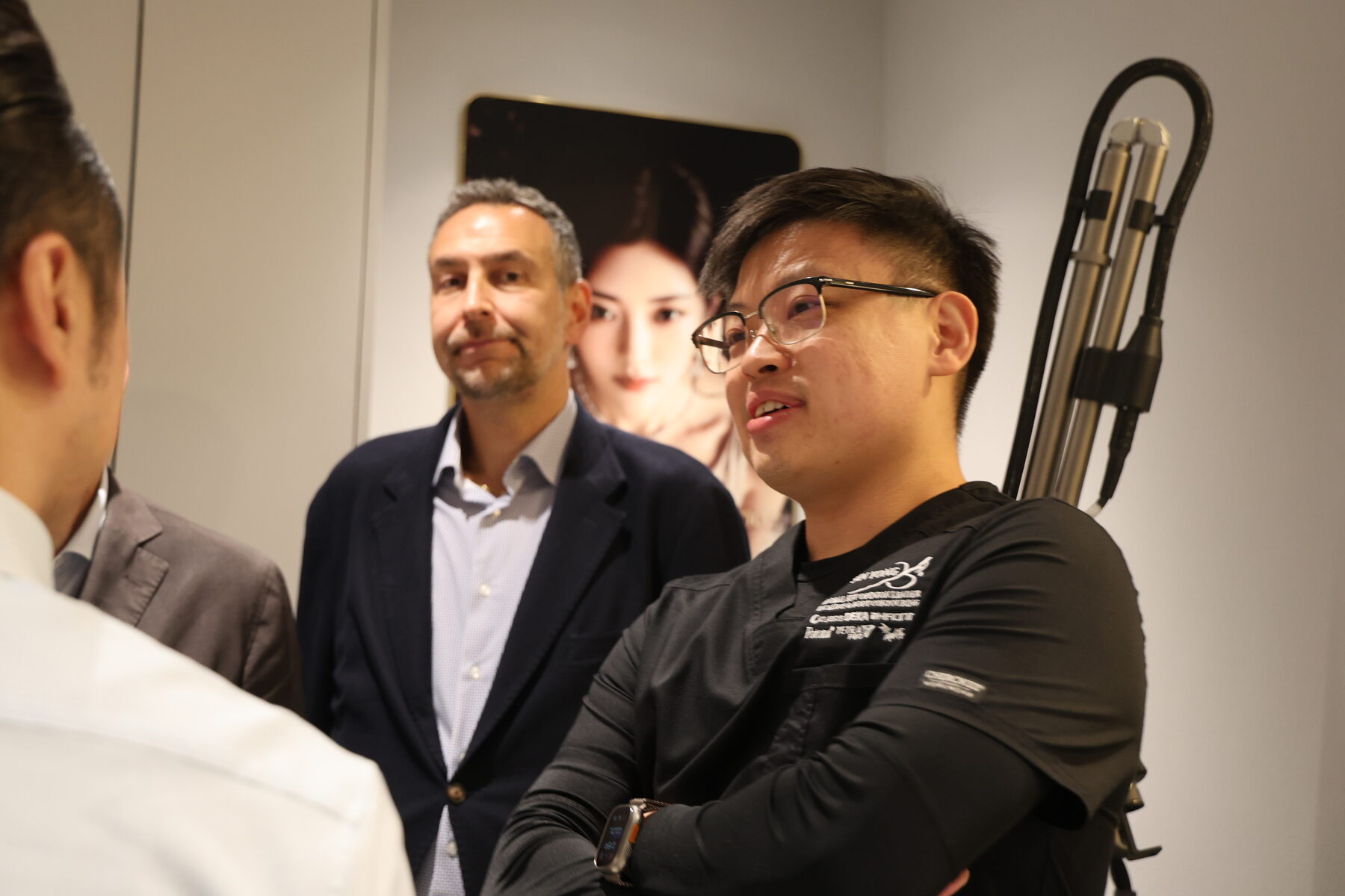 Dr Sin Yong discussing laser parameter selection with the DEKA team