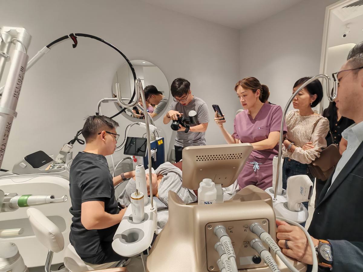 Dr Sin Yong performing live Doublo 2.0 treatment demonstration at IN Eternity Clinic on Orchard Road during HIRONIC physician training, October 2025