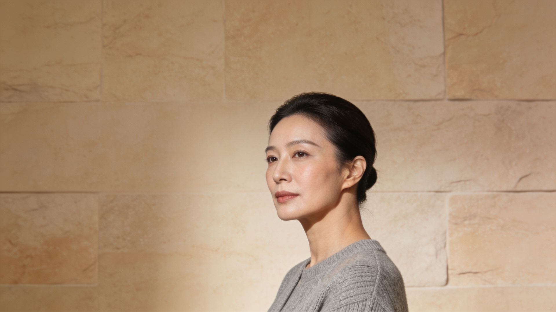 Woman with smooth skin and a defined jawline, illustrating RF microneedling