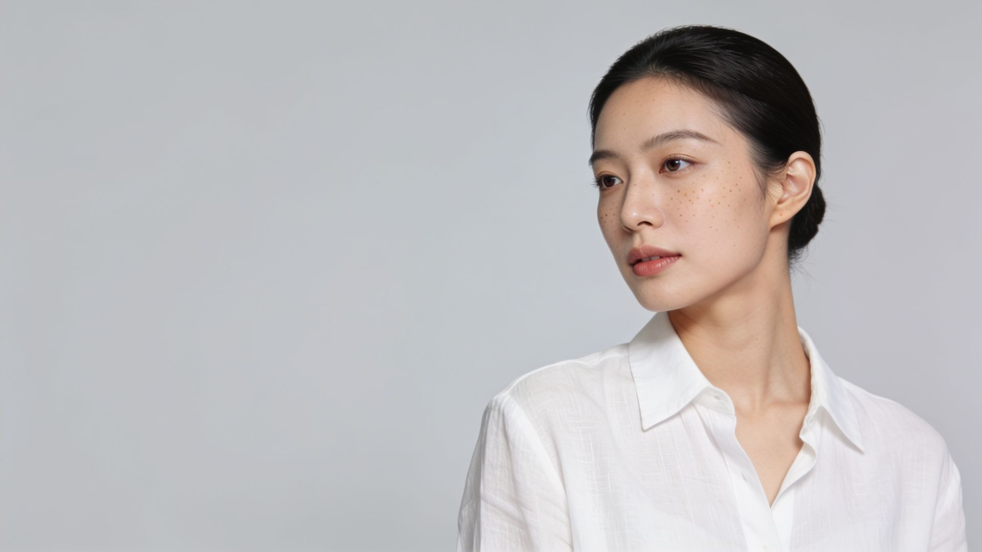 Woman with clear skin and faint freckles, illustrating picosecond laser treatment for pigmentation