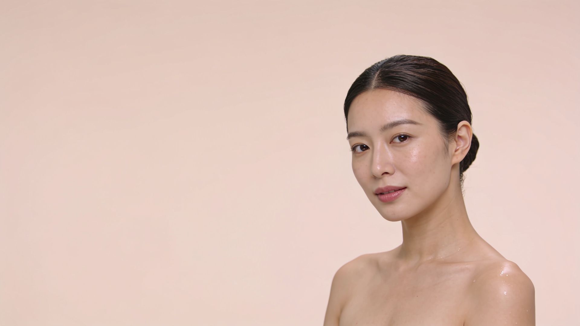 Woman with dewy skin, illustrating Rejuran, Profhilo and Juvelook skin injectables
