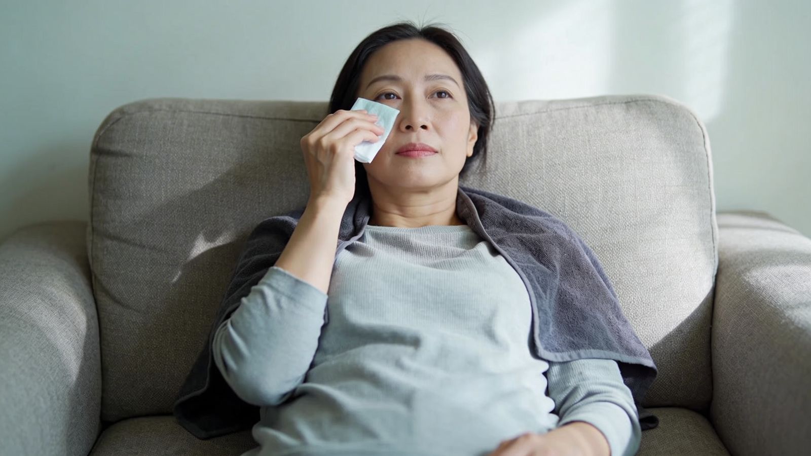 女士以冷敷休息，示意眼下注射后的护理